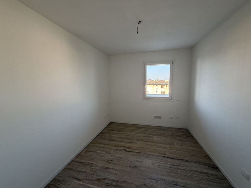 Proponiamo in vendita un esclusivo attico situato nel cuore di Montegrotto Terme, in una zona res...