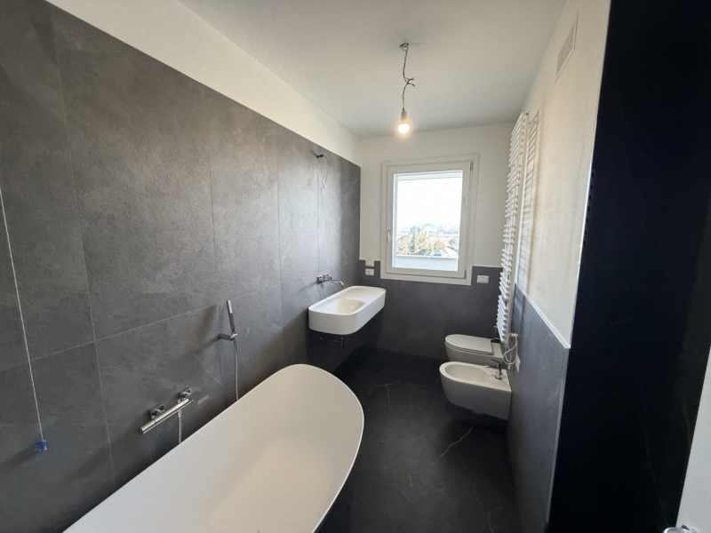 Proponiamo in vendita un esclusivo attico situato nel cuore di Montegrotto Terme, in una zona res...