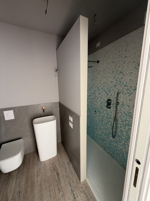 Proponiamo in vendita un esclusivo attico situato nel cuore di Montegrotto Terme, in una zona res...