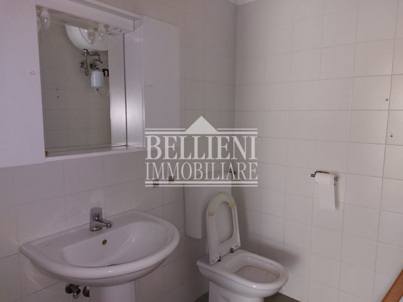 PONTE ALTO: in zona di grande passaggio proponiamo in affitto un luminoso ufficio con vetrate di ...