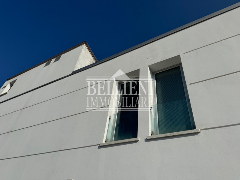 PONTE ALTO: in zona di grande passaggio proponiamo in affitto un luminoso ufficio con vetrate di ...