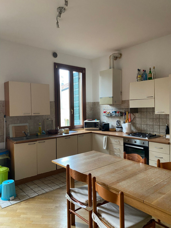 Piazze- Stefania Pilotto Immobiliare propone in affitto stanza con due posti letto in appartament...