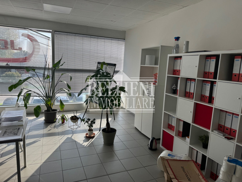 PONTE ALTO: in zona di grande passaggio proponiamo in affitto un luminoso ufficio con vetrate di ...