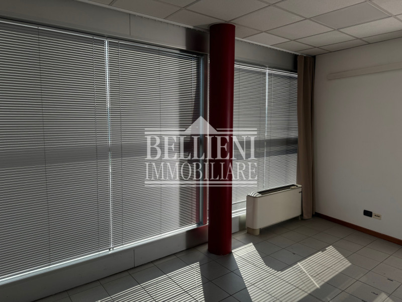 PONTE ALTO: in zona di grande passaggio proponiamo in affitto un luminoso ufficio con vetrate di ...