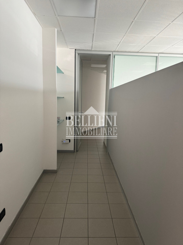 PONTE ALTO: in zona di grande passaggio proponiamo in affitto un luminoso ufficio con vetrate di ...