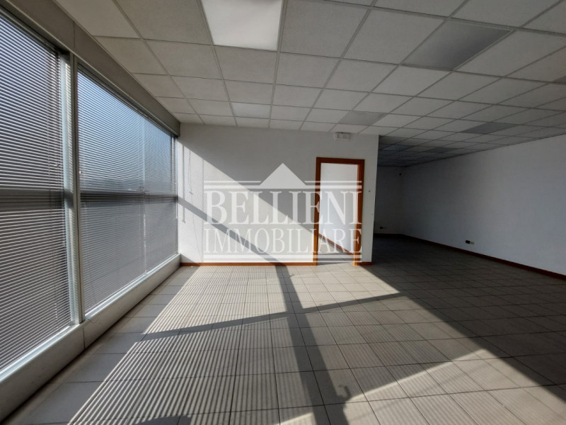 PONTE ALTO: in zona di grande passaggio proponiamo in affitto un luminoso ufficio con vetrate di ...