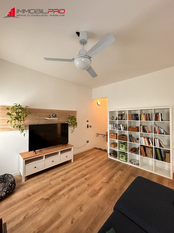 Scopri la tua nuova casa nel centro di Thiene! Questa affascinante porzione centrale di casa a sc...