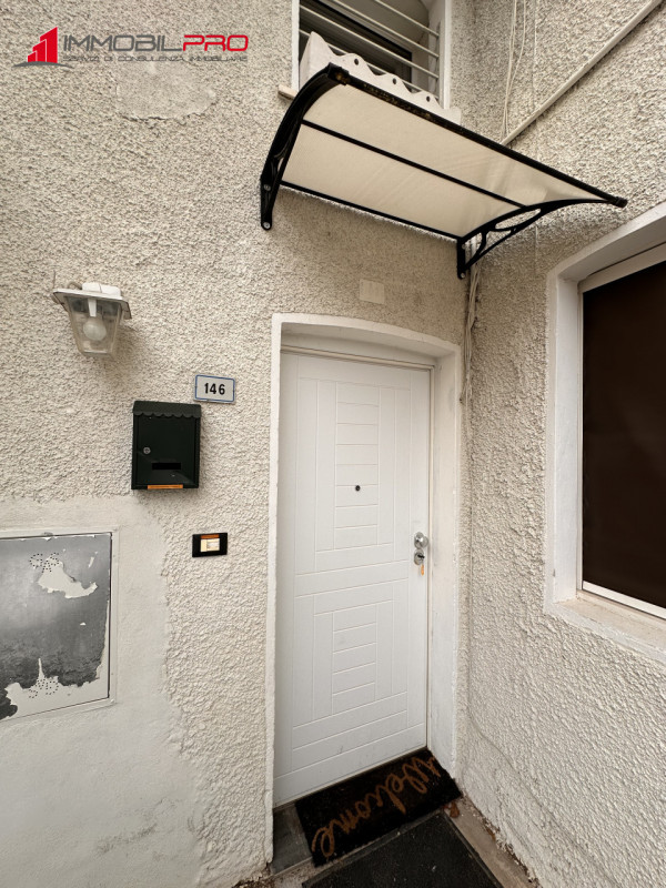 Scopri la tua nuova casa nel centro di Thiene! Questa affascinante porzione centrale di casa a sc...