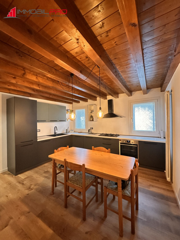 Scopri la tua nuova casa nel centro di Thiene! Questa affascinante porzione centrale di casa a sc...