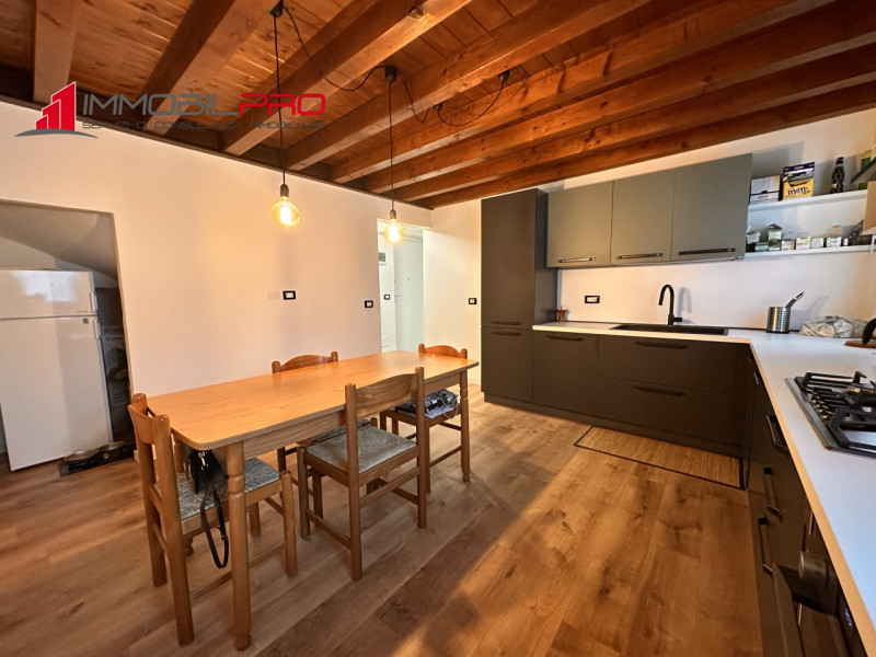 Scopri la tua nuova casa nel centro di Thiene! Questa affascinante porzione centrale di casa a sc...