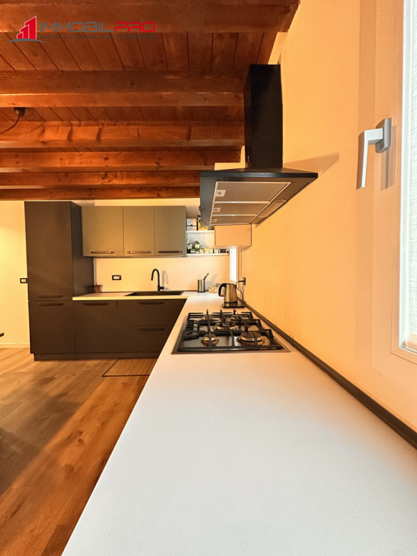 Scopri la tua nuova casa nel centro di Thiene! Questa affascinante porzione centrale di casa a sc...