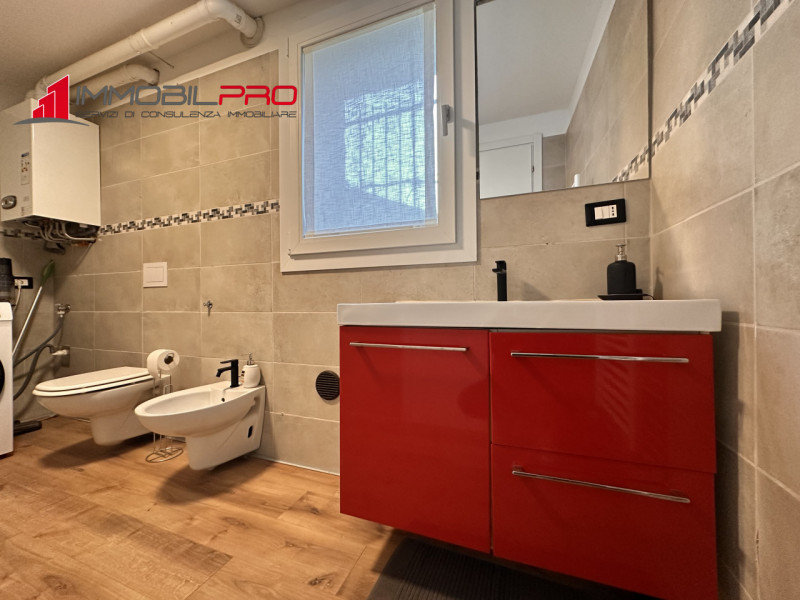 Scopri la tua nuova casa nel centro di Thiene! Questa affascinante porzione centrale di casa a sc...