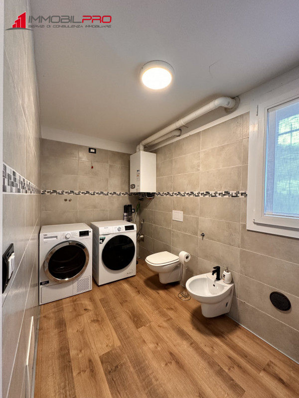 Scopri la tua nuova casa nel centro di Thiene! Questa affascinante porzione centrale di casa a sc...