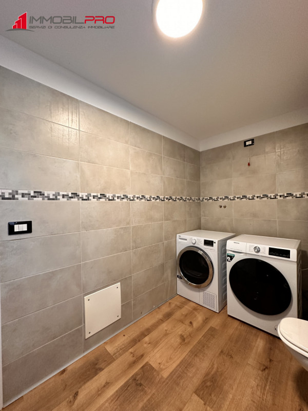 Scopri la tua nuova casa nel centro di Thiene! Questa affascinante porzione centrale di casa a sc...