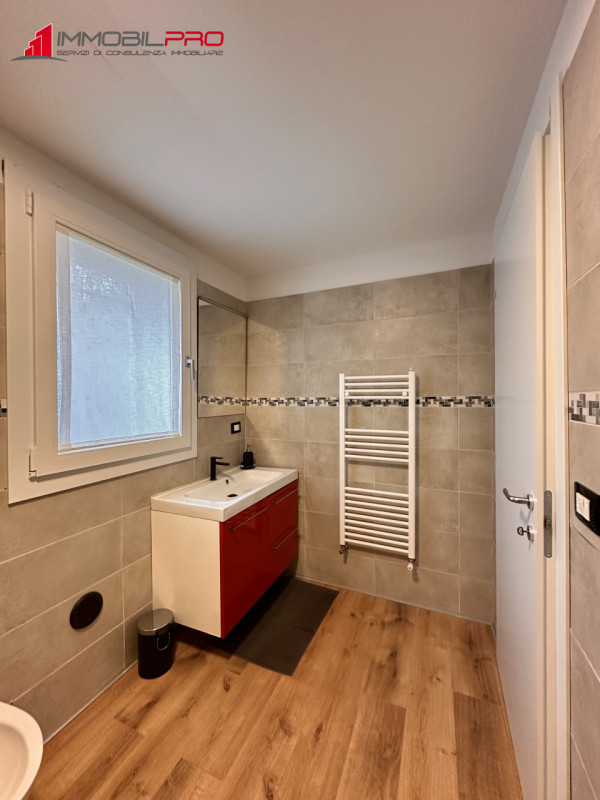 Scopri la tua nuova casa nel centro di Thiene! Questa affascinante porzione centrale di casa a sc...