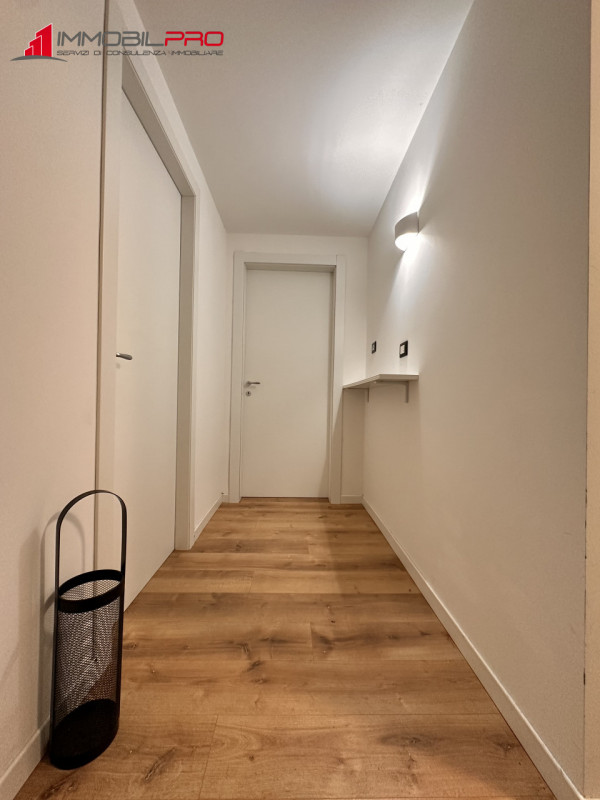 Scopri la tua nuova casa nel centro di Thiene! Questa affascinante porzione centrale di casa a sc...