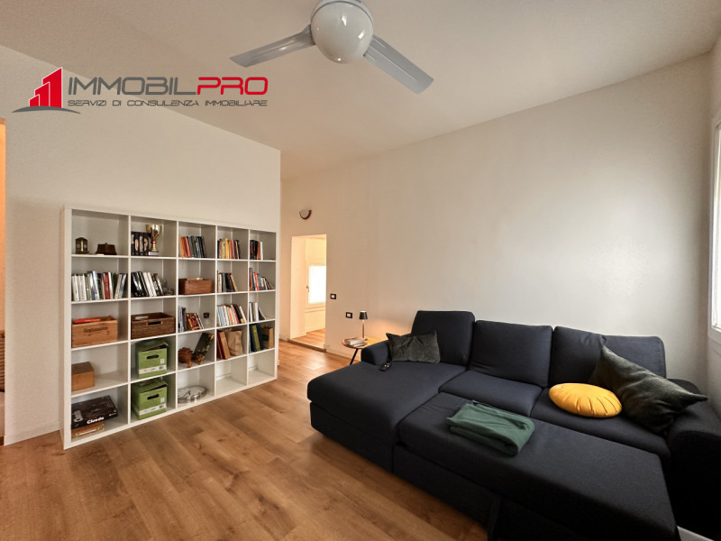 Scopri la tua nuova casa nel centro di Thiene! Questa affascinante porzione centrale di casa a sc...