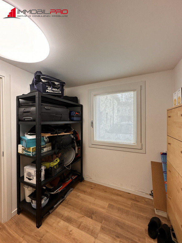 Scopri la tua nuova casa nel centro di Thiene! Questa affascinante porzione centrale di casa a sc...