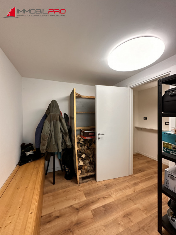 Scopri la tua nuova casa nel centro di Thiene! Questa affascinante porzione centrale di casa a sc...