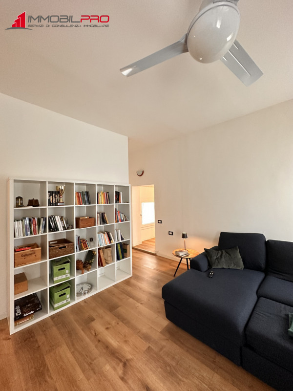 Scopri la tua nuova casa nel centro di Thiene! Questa affascinante porzione centrale di casa a sc...