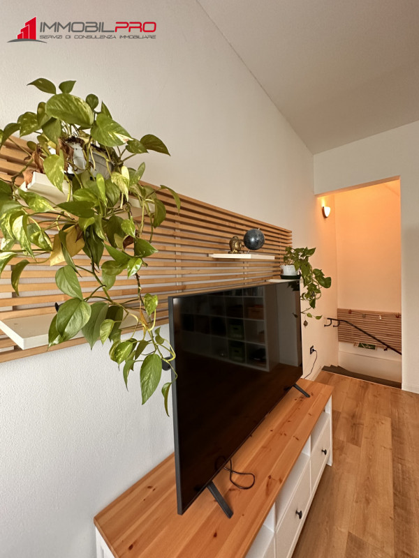 Scopri la tua nuova casa nel centro di Thiene! Questa affascinante porzione centrale di casa a sc...