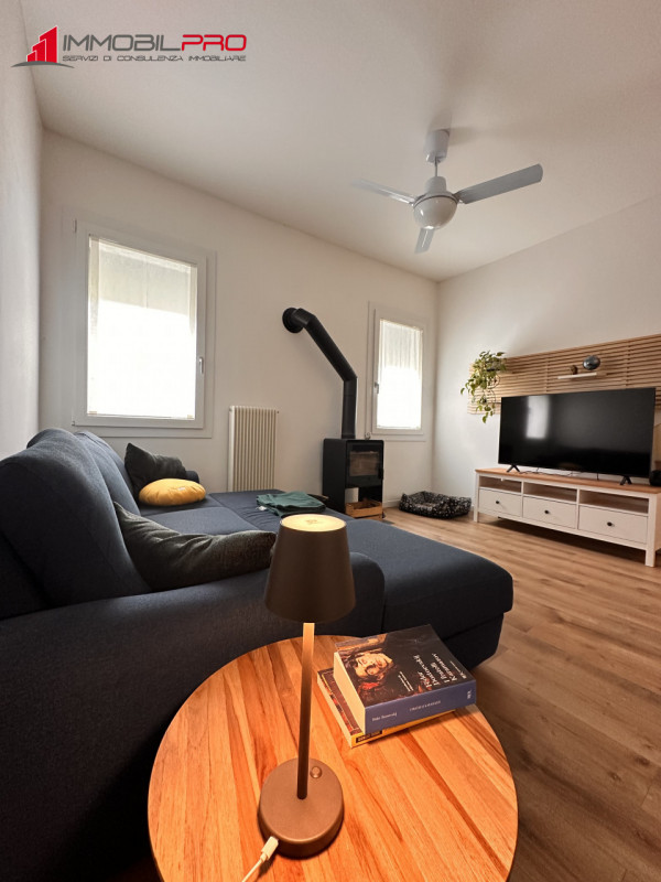 Scopri la tua nuova casa nel centro di Thiene! Questa affascinante porzione centrale di casa a sc...