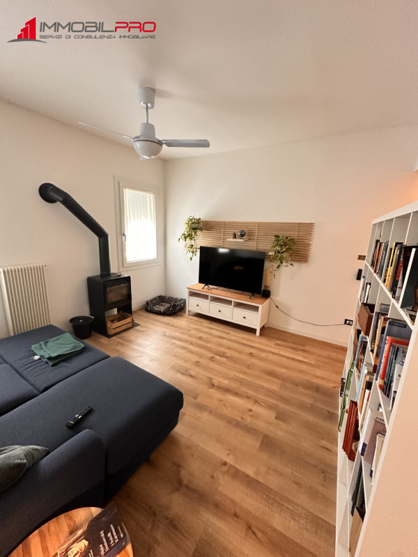 Scopri la tua nuova casa nel centro di Thiene! Questa affascinante porzione centrale di casa a sc...