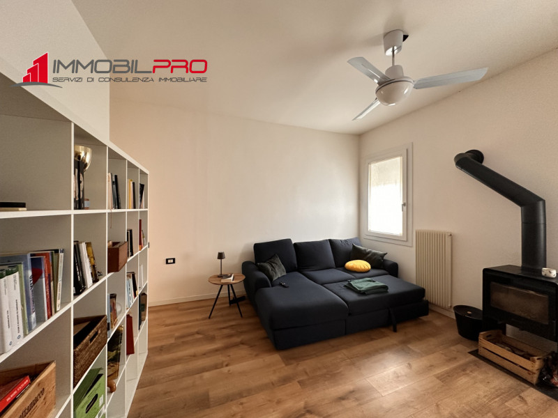 Scopri la tua nuova casa nel centro di Thiene! Questa affascinante porzione centrale di casa a sc...