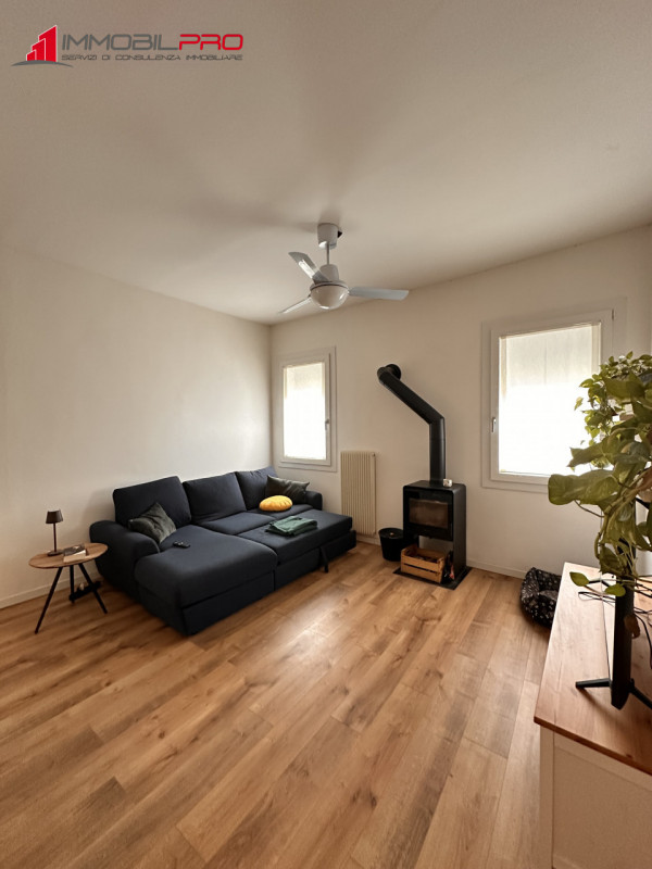 Scopri la tua nuova casa nel centro di Thiene! Questa affascinante porzione centrale di casa a sc...