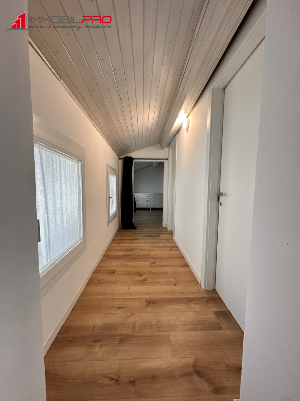 Scopri la tua nuova casa nel centro di Thiene! Questa affascinante porzione centrale di casa a sc...