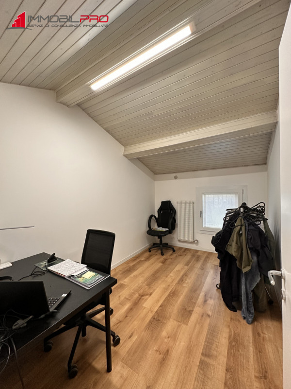 Scopri la tua nuova casa nel centro di Thiene! Questa affascinante porzione centrale di casa a sc...