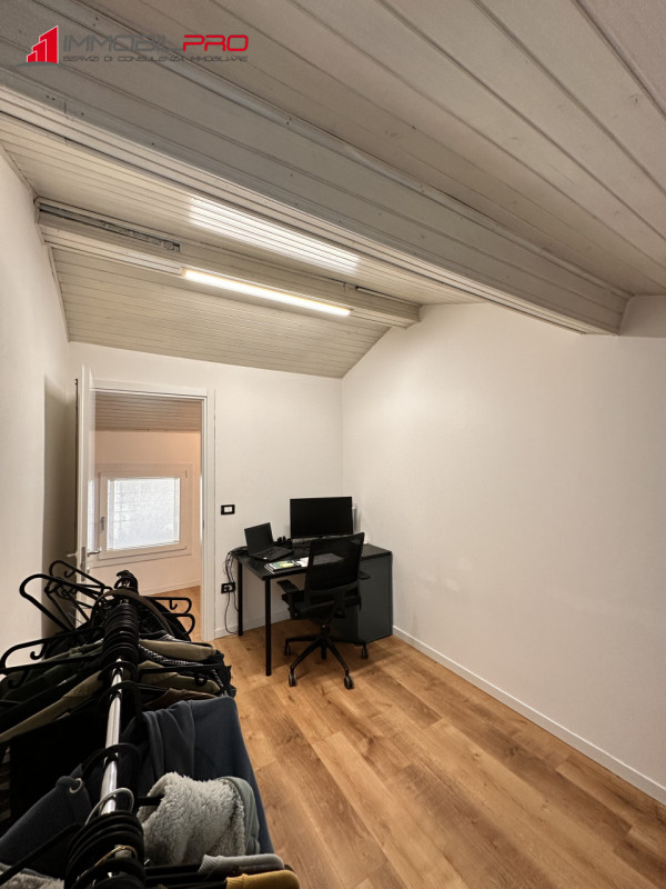 Scopri la tua nuova casa nel centro di Thiene! Questa affascinante porzione centrale di casa a sc...