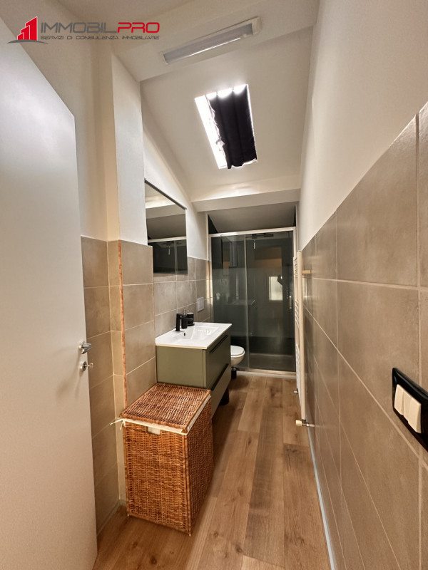 Scopri la tua nuova casa nel centro di Thiene! Questa affascinante porzione centrale di casa a sc...