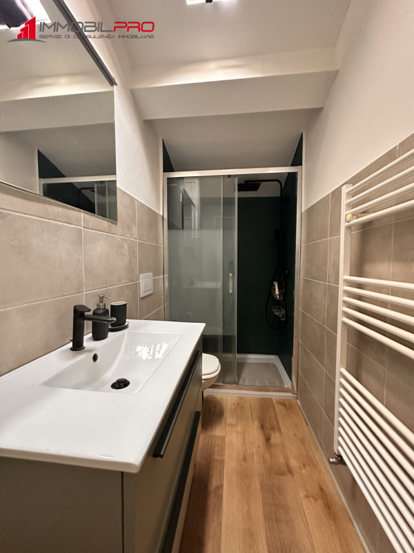 Scopri la tua nuova casa nel centro di Thiene! Questa affascinante porzione centrale di casa a sc...