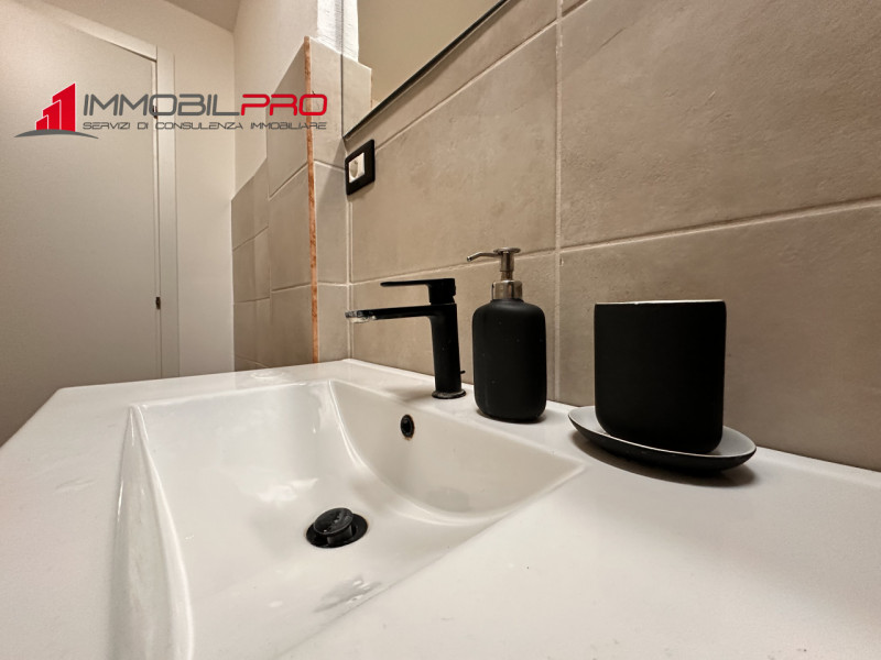 Scopri la tua nuova casa nel centro di Thiene! Questa affascinante porzione centrale di casa a sc...