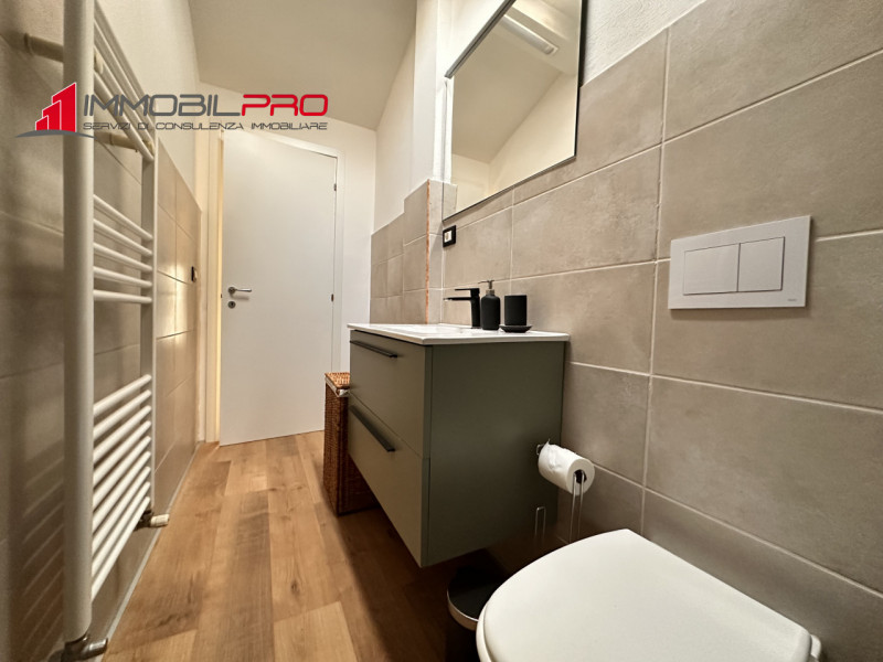 Scopri la tua nuova casa nel centro di Thiene! Questa affascinante porzione centrale di casa a sc...