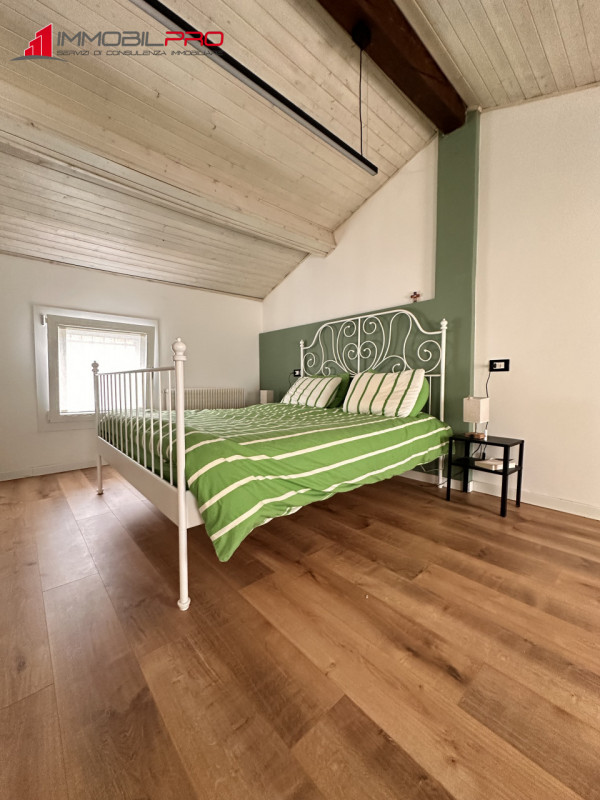 Scopri la tua nuova casa nel centro di Thiene! Questa affascinante porzione centrale di casa a sc...