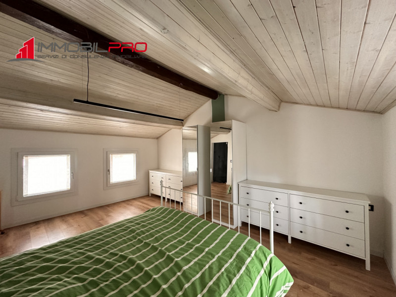 Scopri la tua nuova casa nel centro di Thiene! Questa affascinante porzione centrale di casa a sc...