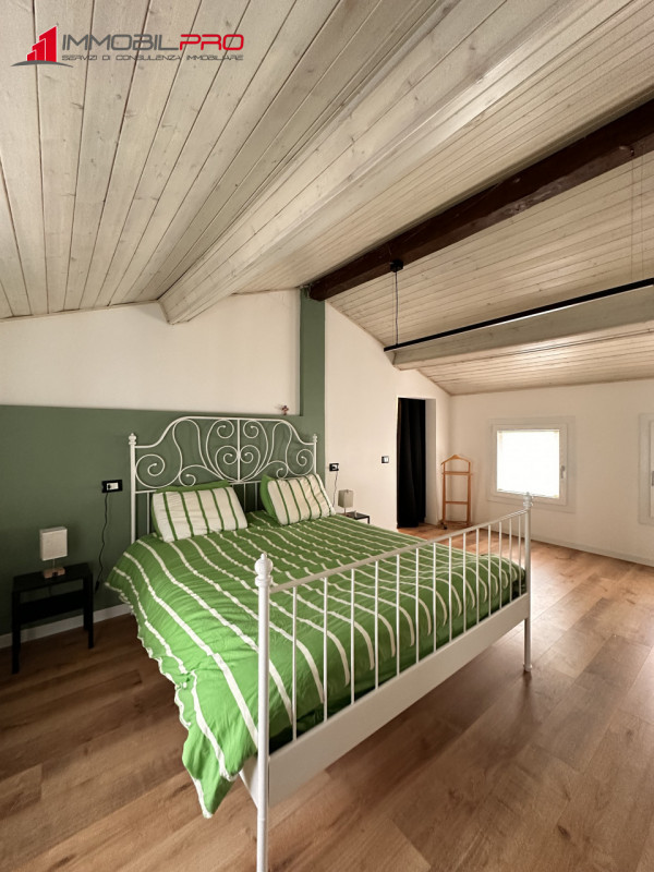 Scopri la tua nuova casa nel centro di Thiene! Questa affascinante porzione centrale di casa a sc...