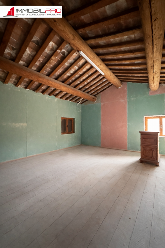 Scopri la tua nuova casa nel centro di Thiene! Questa affascinante porzione centrale di casa a sc...