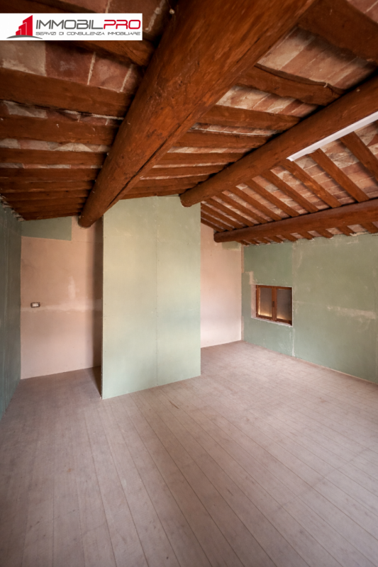 Scopri la tua nuova casa nel centro di Thiene! Questa affascinante porzione centrale di casa a sc...