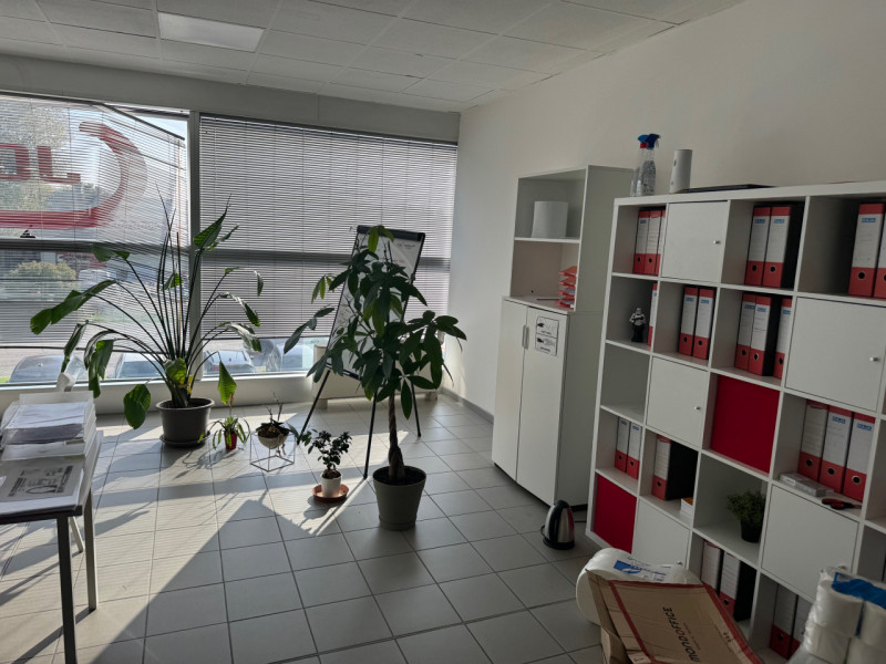 PONTE ALTO: in zona di grande passaggio proponiamo in affitto un luminoso ufficio con vetrate di ...