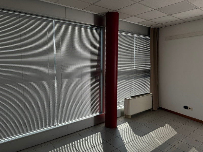 PONTE ALTO: in zona di grande passaggio proponiamo in affitto un luminoso ufficio con vetrate di ...