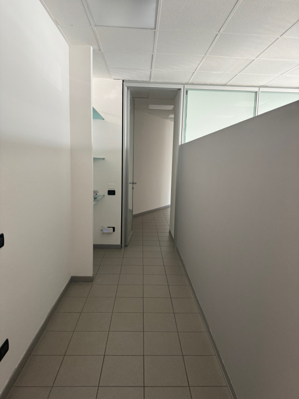 PONTE ALTO: in zona di grande passaggio proponiamo in affitto un luminoso ufficio con vetrate di ...