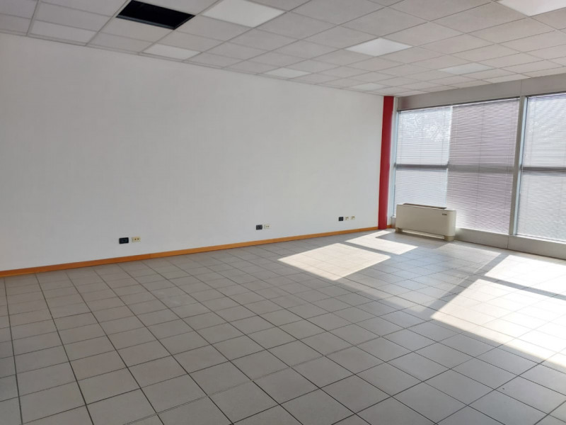 PONTE ALTO: in zona di grande passaggio proponiamo in affitto un luminoso ufficio con vetrate di ...