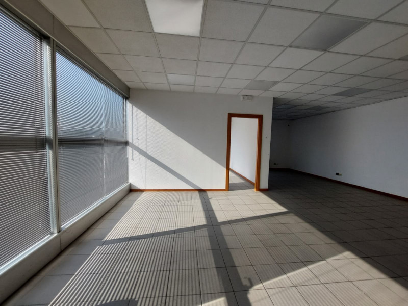 PONTE ALTO: in zona di grande passaggio proponiamo in affitto un luminoso ufficio con vetrate di ...