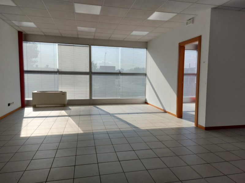 PONTE ALTO: in zona di grande passaggio proponiamo in affitto un luminoso ufficio con vetrate di ...