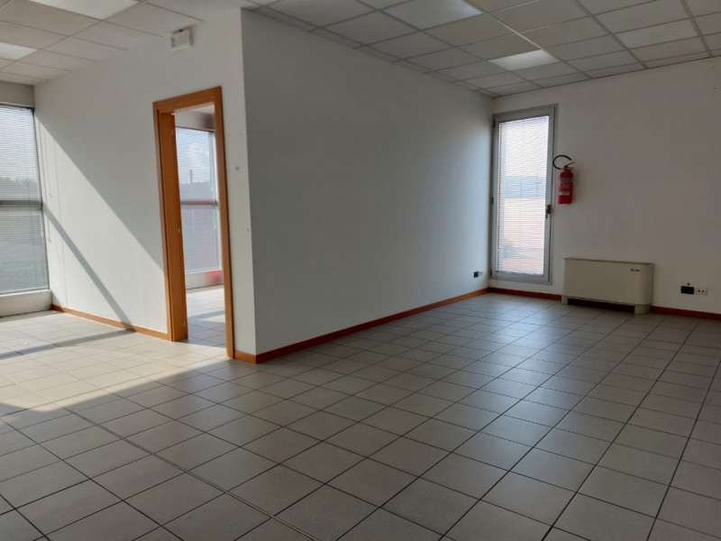 PONTE ALTO: in zona di grande passaggio proponiamo in affitto un luminoso ufficio con vetrate di ...