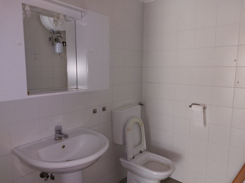 PONTE ALTO: in zona di grande passaggio proponiamo in affitto un luminoso ufficio con vetrate di ...