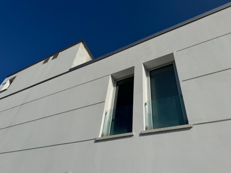 PONTE ALTO: in zona di grande passaggio proponiamo in affitto un luminoso ufficio con vetrate di ...